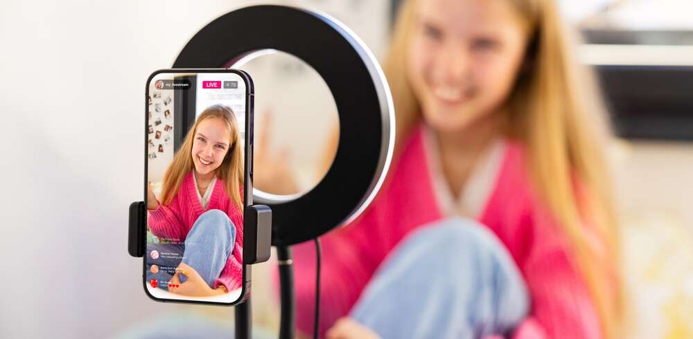 Mädchen filmt sich für TikTok selbst.