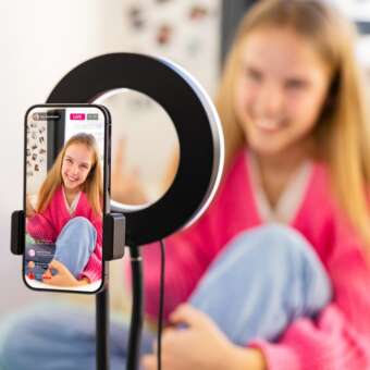 Mädchen filmt sich für TikTok selbst.