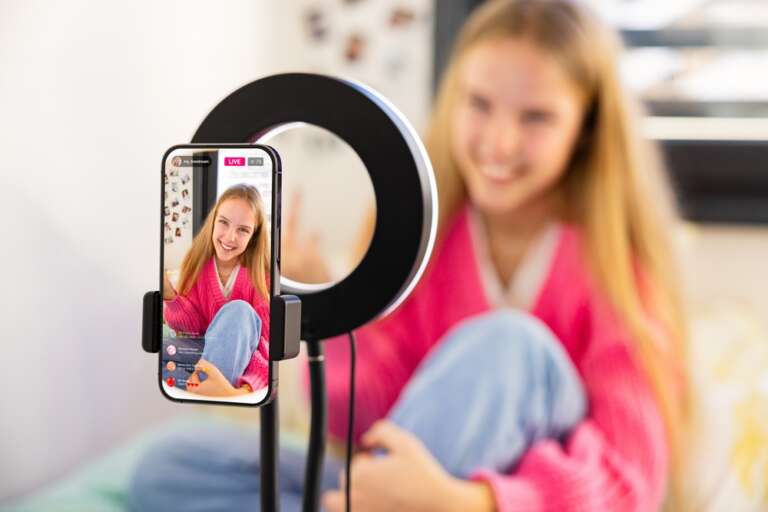 Mädchen filmt sich für TikTok selbst.