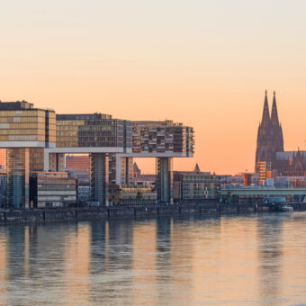 Cologne,,Crane,Houses,(kranhäuser),And,Cathedral,At,Sunset Wirtschaftsstandort Köln